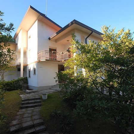 Villa Azalea 利尼亚诺萨比亚多罗 外观 照片